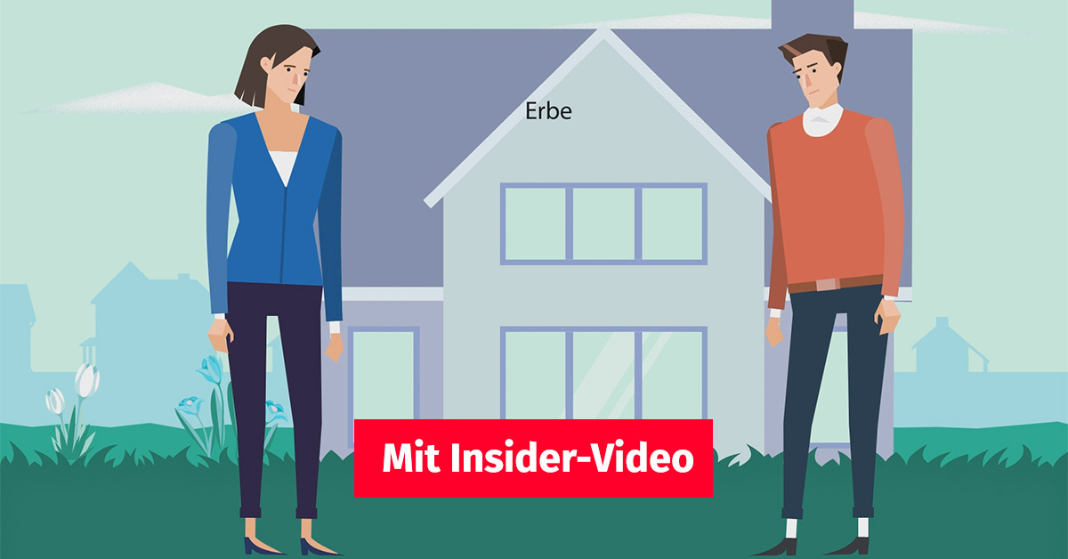 Ein Paar steht vor einem Haus, dass es verkaufen möchte, im Hintergrund sieht man die Silhoutte einer Stadt im Vordergrund ist ein Button "Mit Insider-Video" | Immobilie erben ohne Testament